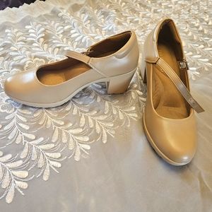 Beige Mary Jane Ladies Size 7 "Dream Pair" Shoes with Chunky Heel, Rounded Toes